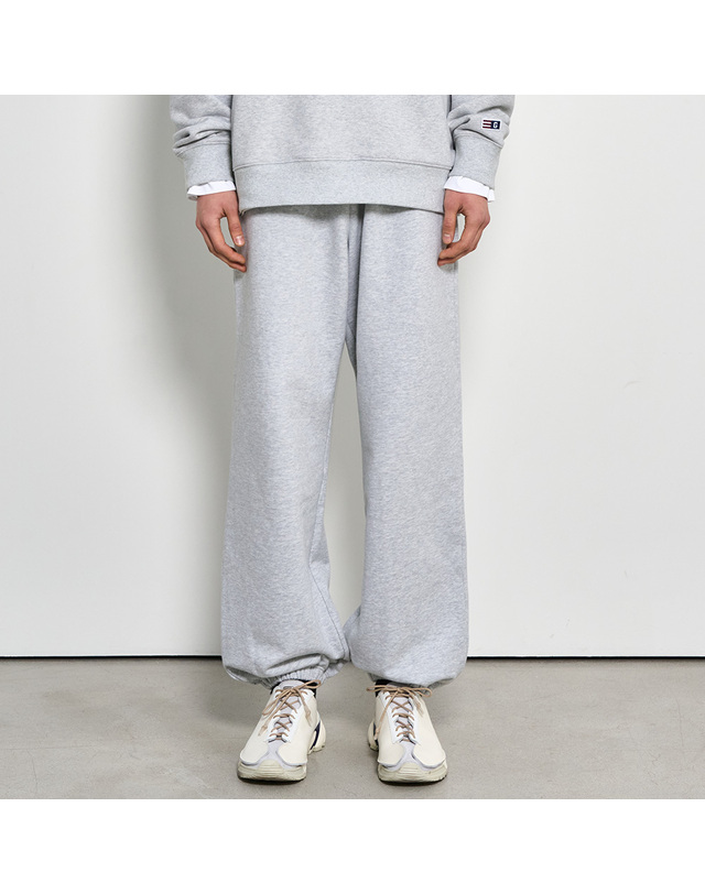 제너럴아이디어 제너럴 아이디어 UNISEX 에센셜 코지 스웨트 조거 팬츠 [MELANGE GREY] / SBD1U52040-MAN 착용컷