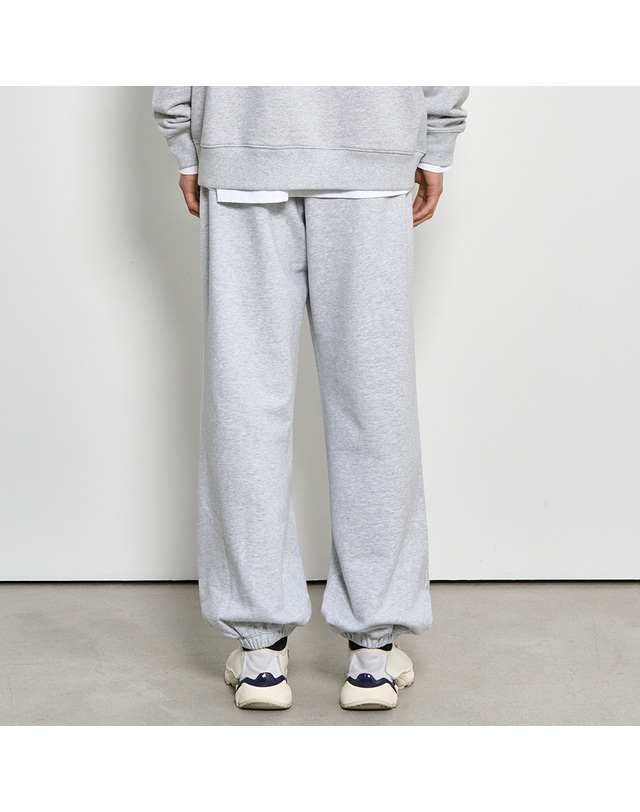 제너럴아이디어 제너럴 아이디어 UNISEX 에센셜 코지 스웨트 조거 팬츠 [MELANGE GREY] / SBD1U52040-MAN 착용컷