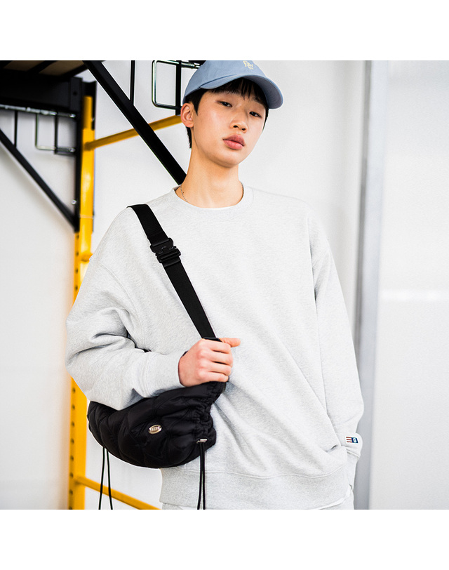 제너럴아이디어 제너럴 아이디어 UNISEX 에센셜 코지 맨투맨 [MELANGE GREY] / SBD1U51040-MAN 착용컷