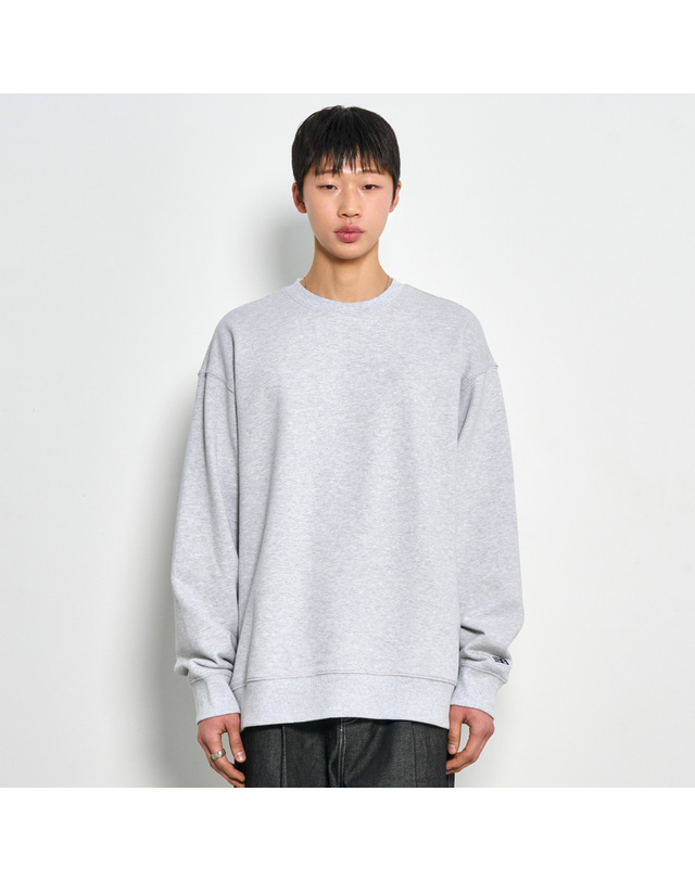 제너럴아이디어 제너럴 아이디어 UNISEX 에센셜 코지 맨투맨 [MELANGE GREY] / SBD1U51040-MAN 착용컷