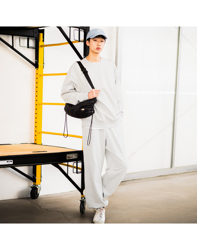 제너럴아이디어 제너럴 아이디어 UNISEX 에센셜 코지 조거 세트 [MELANGE GREY] / SBD1U51040SET1-MAN 착용컷