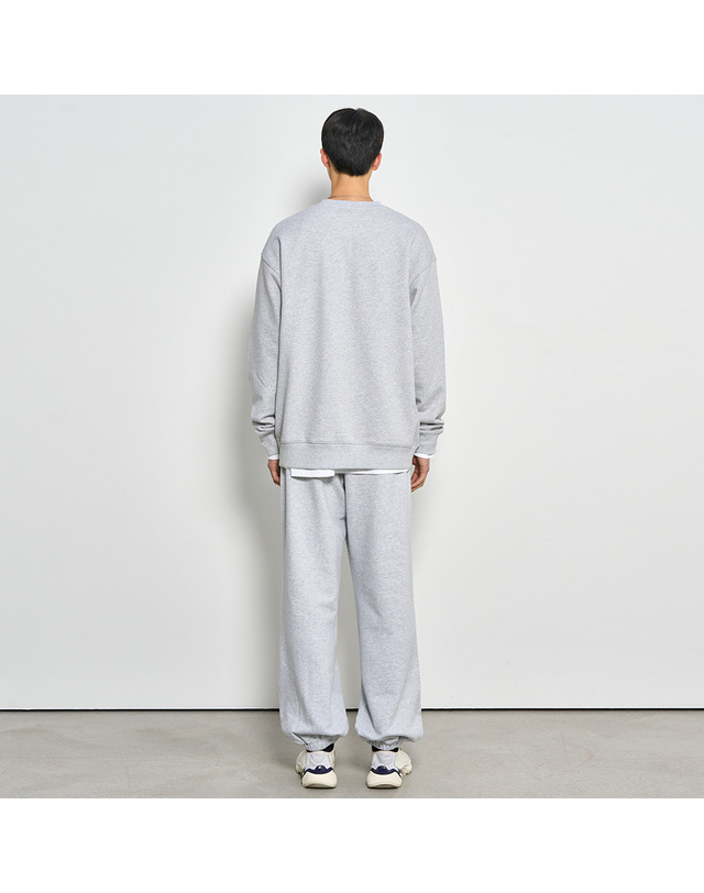 제너럴아이디어 제너럴 아이디어 UNISEX 에센셜 코지 조거 세트 [MELANGE GREY] / SBD1U51040SET1-MAN 착용컷