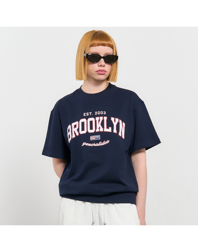 제너럴아이디어 제너럴 아이디어 UNISEX 브루클린 미니 쭈리 반팔 티셔츠 [NAVY] / SBD2U51042-WOMAN 착용컷