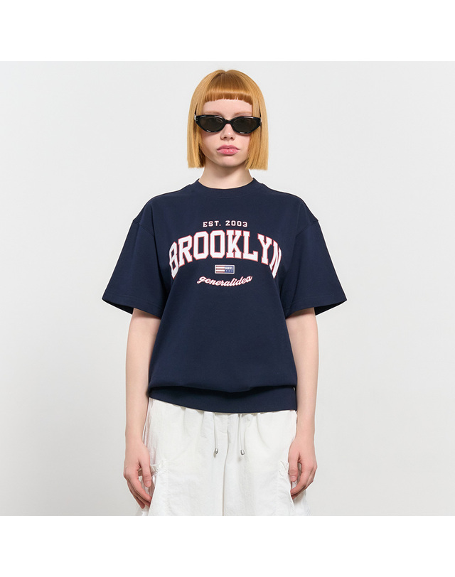 제너럴아이디어 제너럴 아이디어 UNISEX 브루클린 미니 쭈리 반팔 티셔츠 [NAVY] / SBD2U51042-WOMAN 착용컷