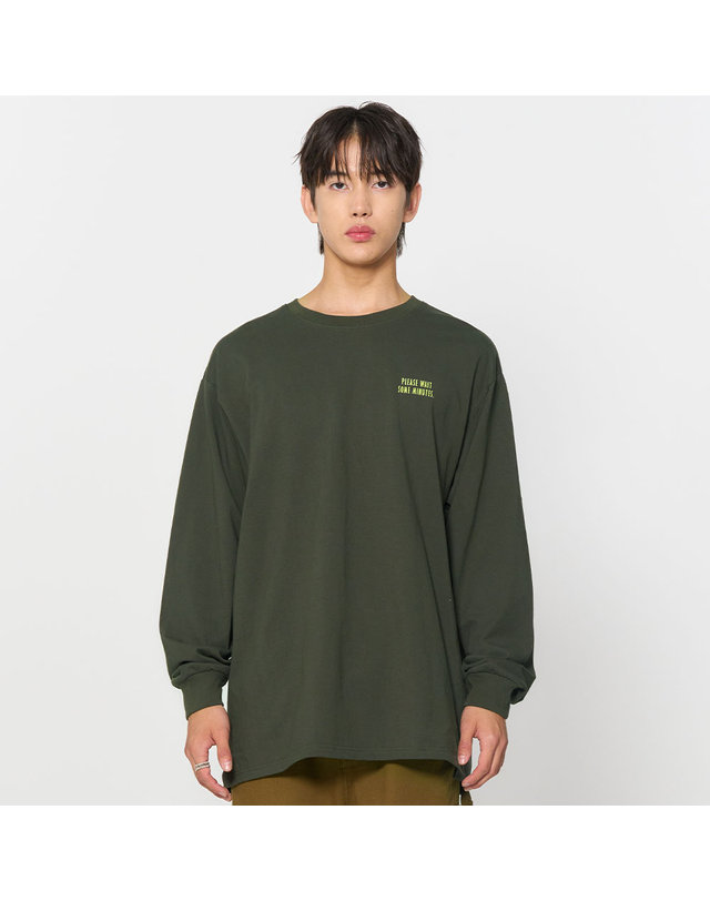 제너럴아이디어 제너럴 아이디어 UNISEX 포스트맨 롱 슬리브 티 [VINTAGE KHAKI] / SBD3U01005-MAN 착용컷