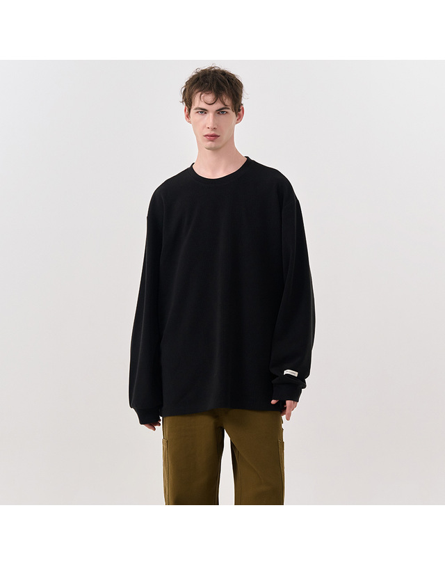제너럴아이디어 제너럴 아이디어 UNISEX 베이직 사카리바 롱 슬리브 티 [BLACK] / SBD3U01007-MAN 착용컷