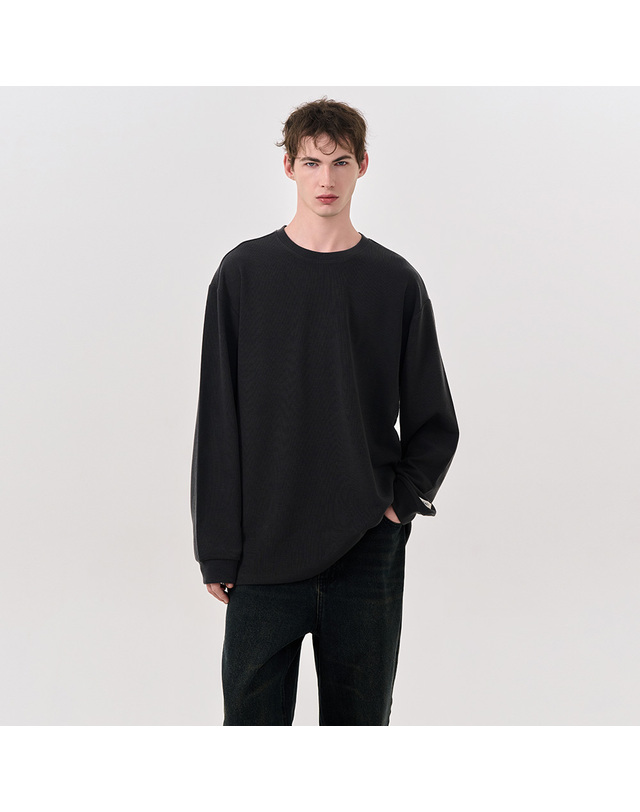 제너럴아이디어 제너럴 아이디어 UNISEX 베이직 사카리바 롱 슬리브 티 [CHARCOAL] / SBD3U01007-MAN 착용컷