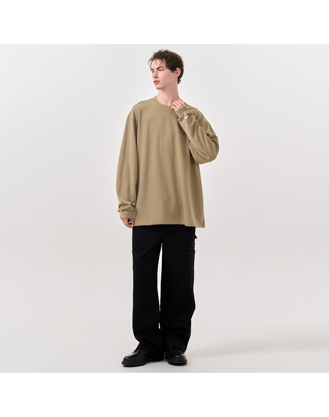 제너럴아이디어 제너럴 아이디어 UNISEX 베이직 사카리바 롱 슬리브 티 [BEIGE] / SBD3U01007-MAN 착용컷