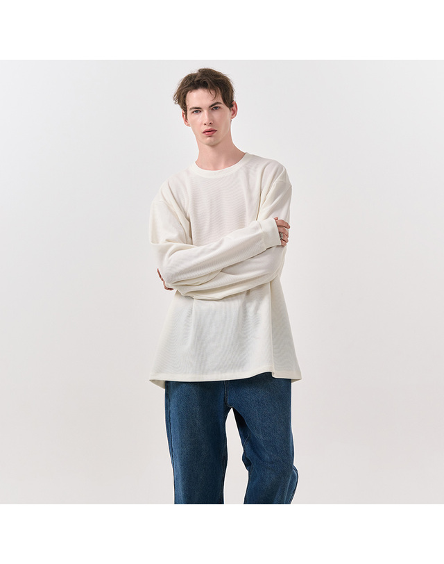 제너럴아이디어 제너럴 아이디어 UNISEX 베이직 사카리바 롱 슬리브 티 [WHITE] / SBD3U01007-MAN 착용컷