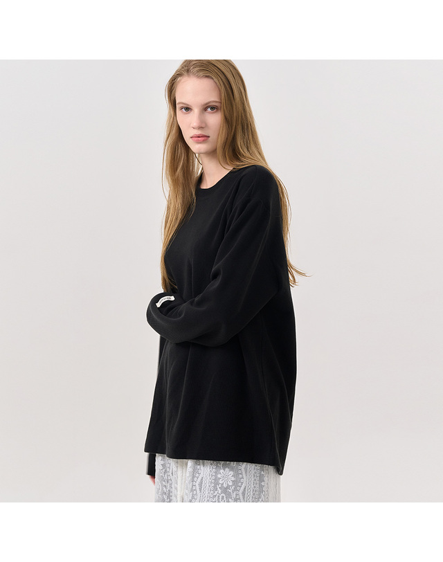 제너럴아이디어 제너럴 아이디어 UNISEX 베이직 사카리바 롱 슬리브 티 [BLACK] / SBD3U01007-WOMAN 착용컷