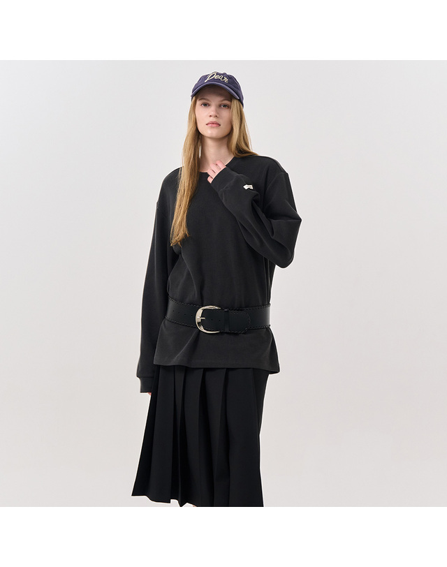 제너럴아이디어 제너럴 아이디어 UNISEX 베이직 사카리바 롱 슬리브 티 [CHARCOAL] / SBD3U01007-WOMAN 착용컷