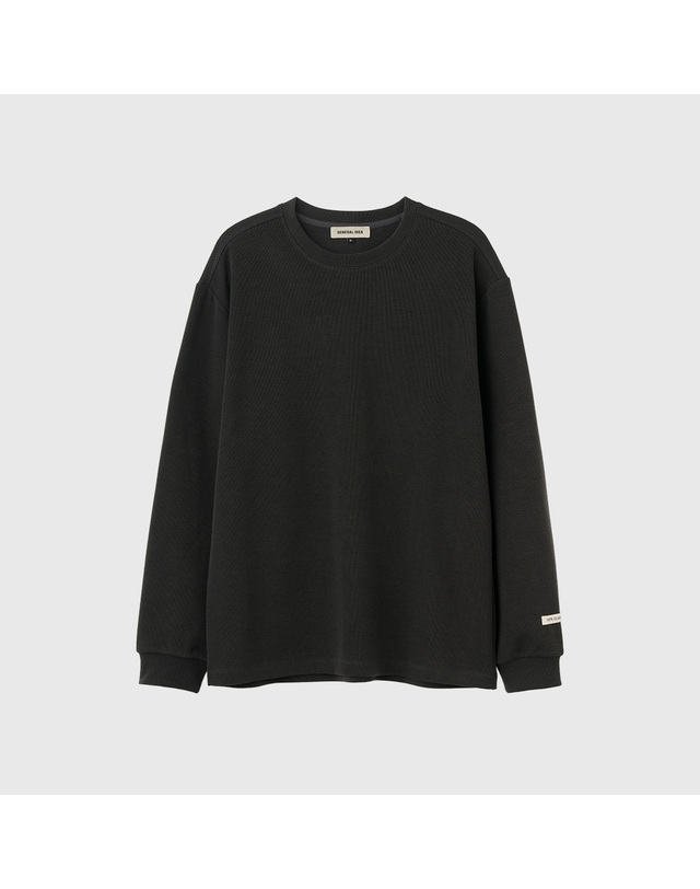 제너럴아이디어 제너럴 아이디어 UNISEX 베이직 사카리바 롱 슬리브 티 [CHARCOAL] / SBD3U01007-WOMAN 착용컷