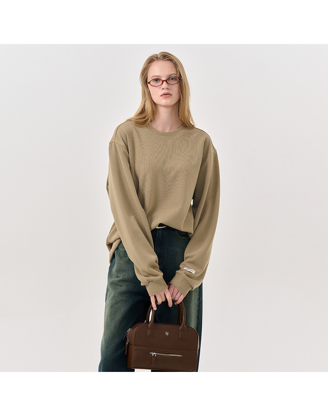 제너럴아이디어 제너럴 아이디어 UNISEX 베이직 사카리바 롱 슬리브 티 [BEIGE] / SBD3U01007-WOMAN 착용컷