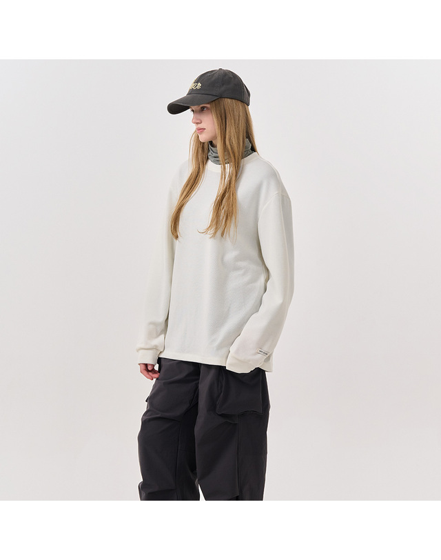 제너럴아이디어 제너럴 아이디어 UNISEX 베이직 사카리바 롱 슬리브 티 [WHITE] / SBD3U01007-WOMAN 착용컷