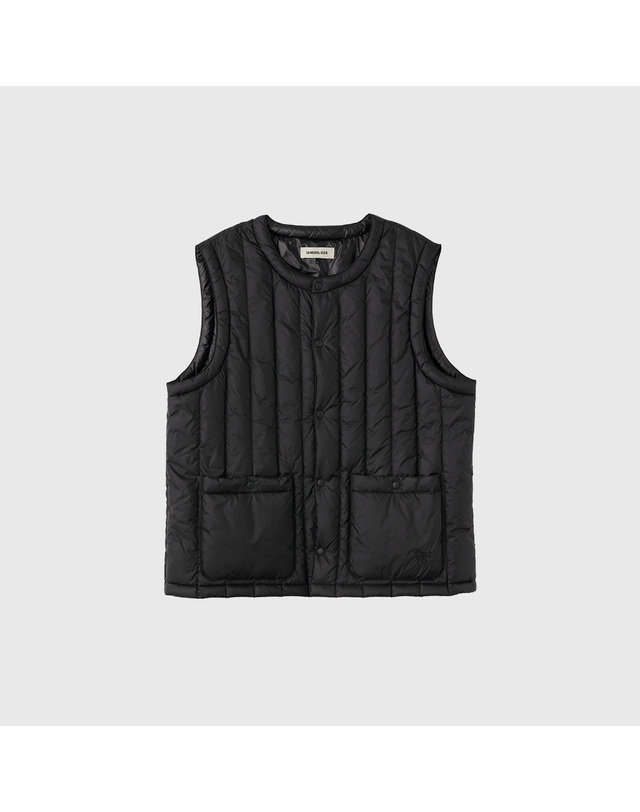 제너럴아이디어 제너럴 아이디어 UNISEX 베이직 덕다운 베스트 [BLACK] / SBD3U08004-MAN 착용컷