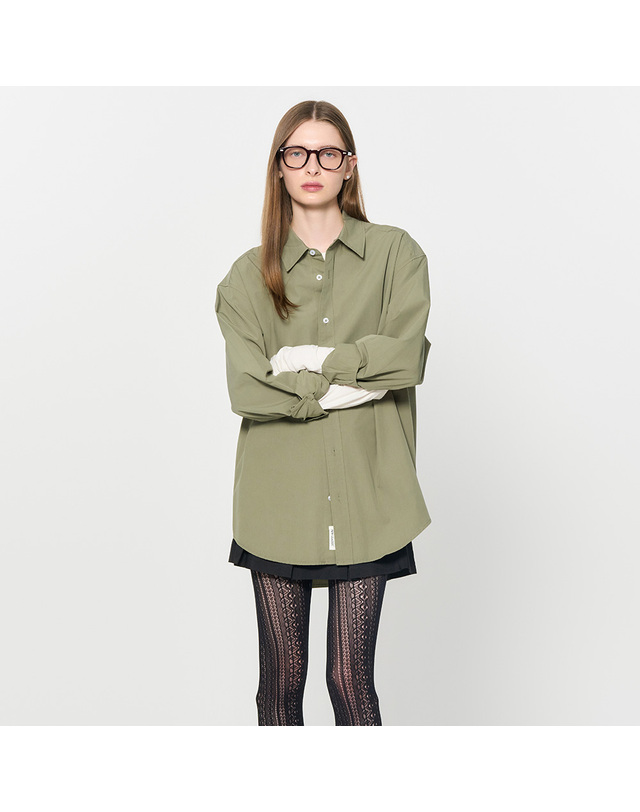 제너럴아이디어 제너럴 아이디어 UNISEX 뉴클래식 포플린 셔츠 [OLIVE] / SBD3U03002-WOMAN 착용컷