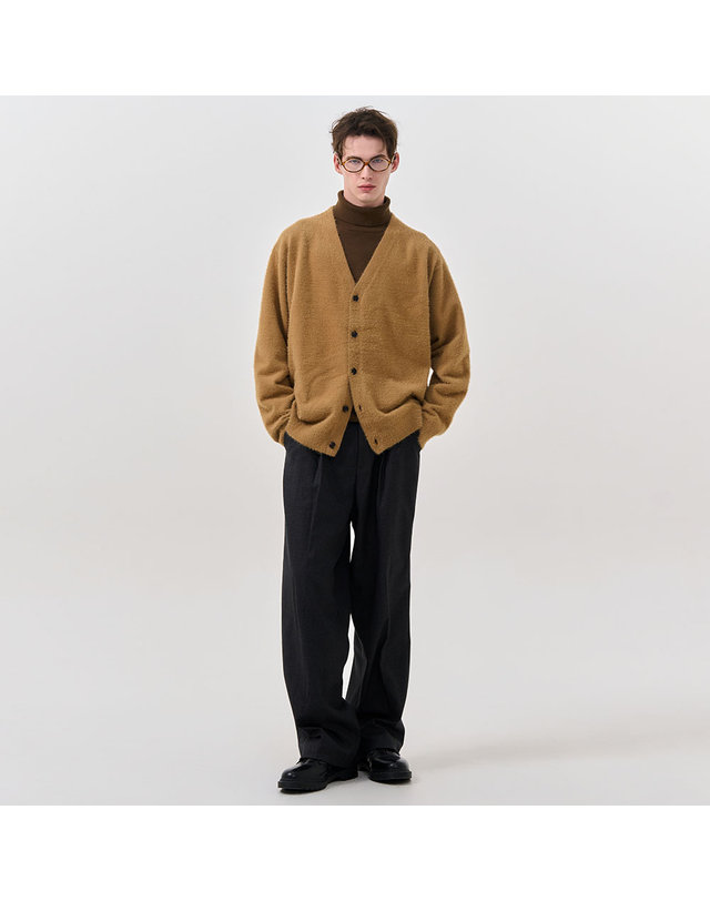 제너럴아이디어 제너럴 아이디어 UNISEX 헤어리 브이넥 가디건 [3COL] / SBD4U04010-MAN 착용컷