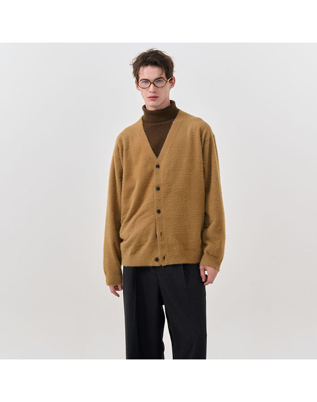 제너럴아이디어 제너럴 아이디어 UNISEX 헤어리 브이넥 가디건 [BEIGE] / SBD4U04010-MAN 착용컷