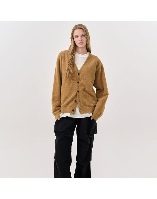 제너럴아이디어 제너럴 아이디어 UNISEX 헤어리 브이넥 가디건 [BEIGE] / SBD4U04010-WOMAN 착용컷