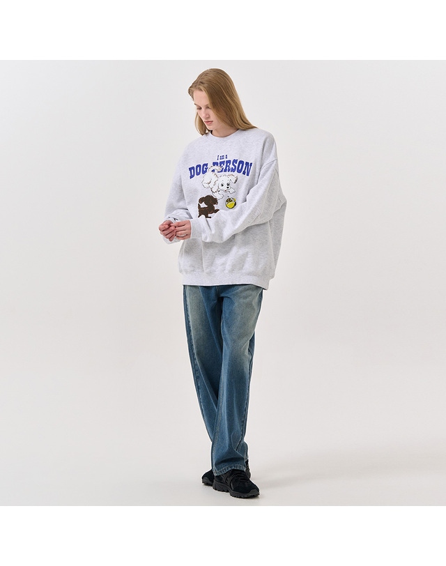 제너럴아이디어 제너럴 아이디어 UNISEX 퍼피 오버핏 기모 맨투맨 [WHITE MELANGE] / SBD4U02012-WOMAN 착용컷