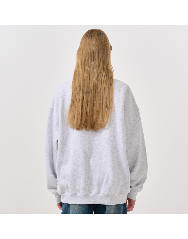 제너럴아이디어 제너럴 아이디어 UNISEX 퍼피 오버핏 기모 맨투맨 [WHITE MELANGE] / SBD4U02012-WOMAN 착용컷