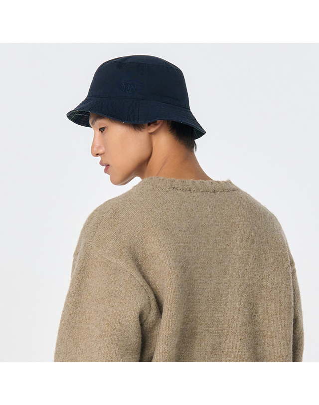 제너럴아이디어 제너럴 아이디어 UNISEX 리버시블 타탄 체크 버킷햇 [NAVY] / SBD3U91002 착용컷
