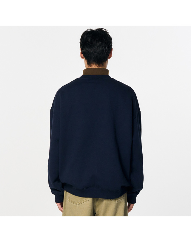 제너럴아이디어 제너럴 아이디어 UNISEX 레터링 기모 맨투맨 [NAVY] / SBD4U02010-MAN 착용컷