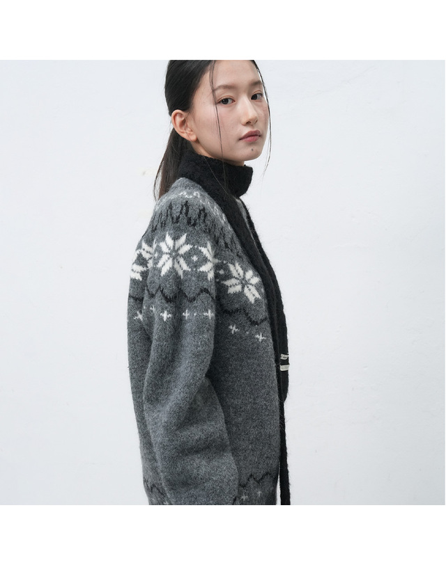 제너럴아이디어 제너럴 아이디어 UNISEX 울 스노우 노르딕 풀오버 [CHARCOAL] / SBD4U05022-WOMAN 착용컷
