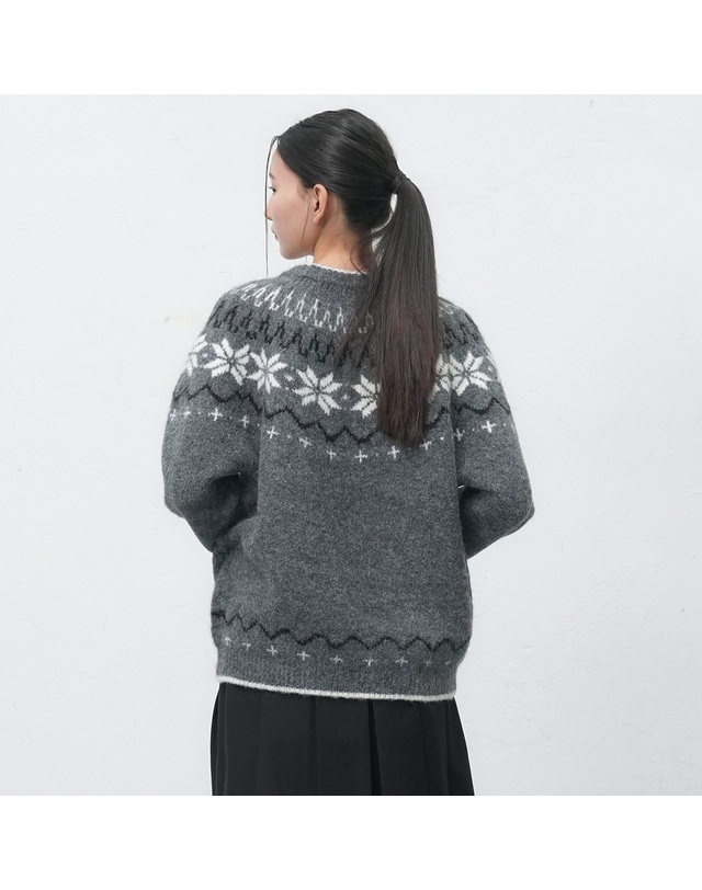 제너럴아이디어 제너럴 아이디어 UNISEX 울 스노우 노르딕 풀오버 [CHARCOAL] / SBD4U05022-WOMAN 착용컷