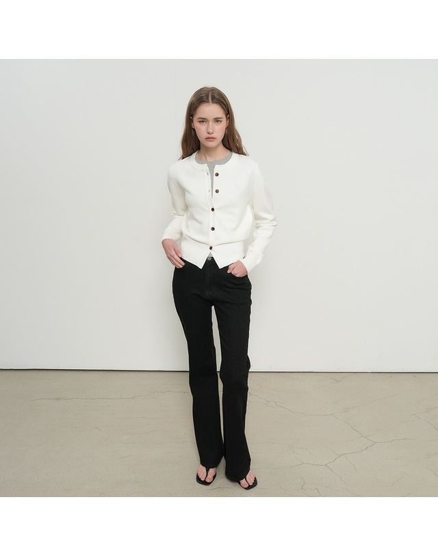 제너럴아이디어 제너럴 아이디어 WOMAN 에센셜 크루넥 가디건 [WHITE] / WBD3L04501 착용컷