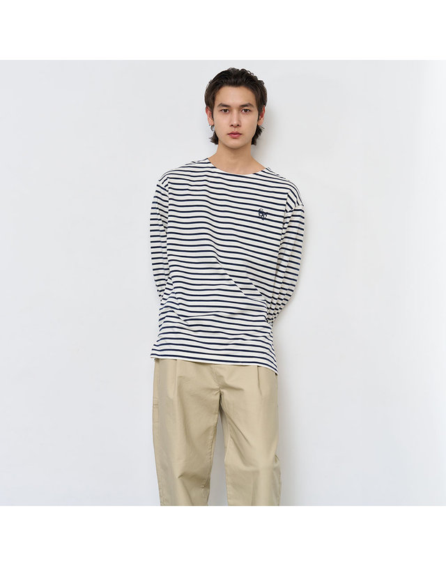 제너럴아이디어 제너럴 아이디어 UNISEX 롱슬리브 보더 티셔츠 [WHITE] / SBE1U01003-MAN 착용컷