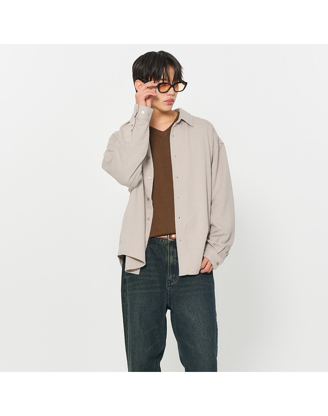 제너럴아이디어 제너럴 아이디어 UNISEX 텍스처드 루즈핏 셔츠 [CITY GREY] / SBD3U03001-MAN 착용컷