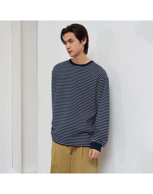 제너럴아이디어 제너럴 아이디어 UNISEX 베이직 스트라이프 롱 슬리브 티 [NAVY] / SBE1U01005-MAN 착용컷