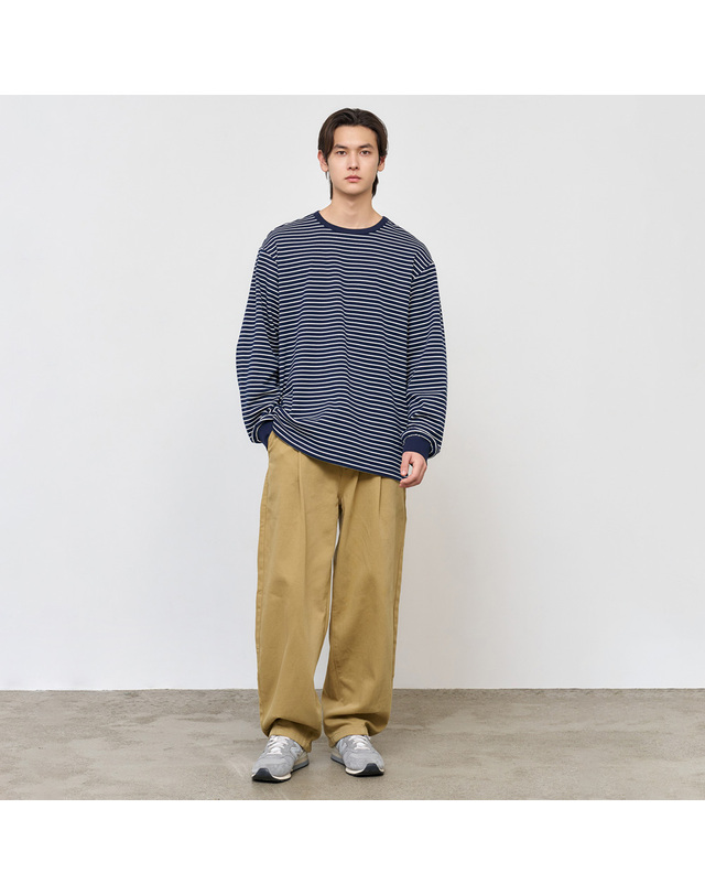 제너럴아이디어 제너럴 아이디어 UNISEX 베이직 스트라이프 롱 슬리브 티 [NAVY] / SBE1U01005-MAN 착용컷