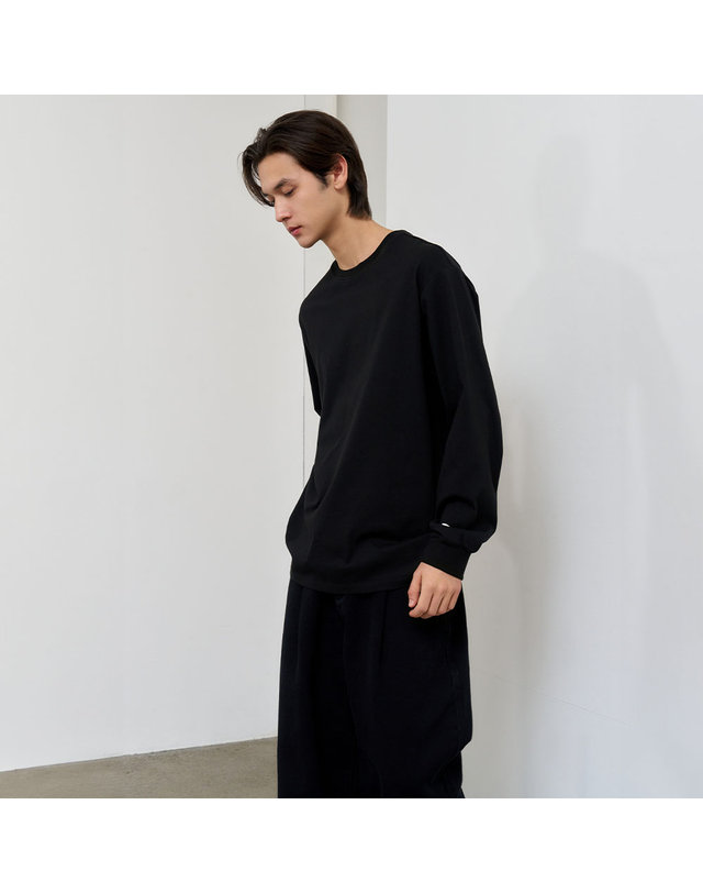 제너럴아이디어 제너럴 아이디어 UNISEX 쿨링 롱 슬리브 티 [BLACK] / SBE1U01004-MAN 착용컷