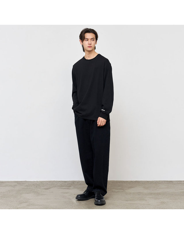 제너럴아이디어 제너럴 아이디어 UNISEX 쿨링 롱 슬리브 티 [BLACK] / SBE1U01004-MAN 착용컷