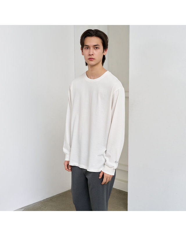 제너럴아이디어 제너럴 아이디어 UNISEX 쿨링 롱 슬리브 티 [WHITE] / SBE1U01004-MAN 착용컷