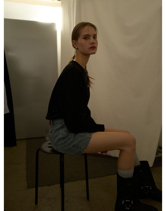 제너럴아이디어 제너럴 아이디어 UNISEX 쿨링 롱 슬리브 티 [BLACK] / SBE1U01004-WOMAN 착용컷