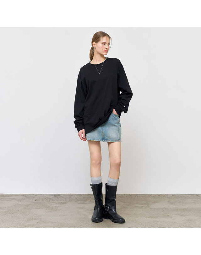제너럴아이디어 제너럴 아이디어 UNISEX 쿨링 롱 슬리브 티 [BLACK] / SBE1U01004-WOMAN 착용컷