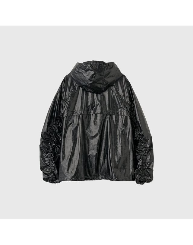 제너럴아이디어 제너럴 아이디어 UNISEX 글로시 패커블 윈드 브레이커 [BLACK] / SBE1U07001-WOMAN 착용컷