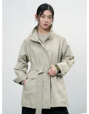제너럴 아이디어 WOMAN 하이넥 사파리 하프 자켓 [LIGHT KHAKI] / WBE3L09504