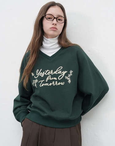 WOMAN 레터링 브이넥 맨투맨 [GREEN] / WBE3L02513