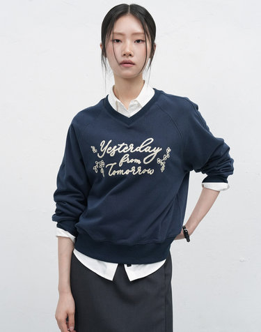 WOMAN 레터링 브이넥 맨투맨 [NAVY] / WBE3L02513