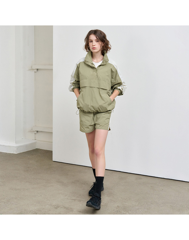 제너럴아이디어 제너럴 아이디어 WOMAN 컴포트핏 나일론 숏팬츠 [LIGHT KHAKI] / WBE1L56540 착용컷