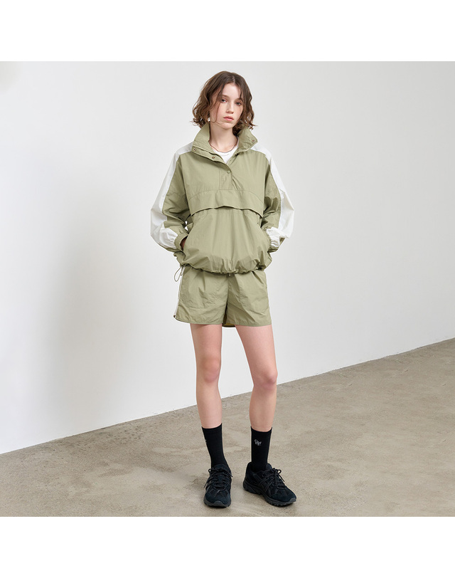제너럴아이디어 제너럴 아이디어 WOMAN 컴포트핏 나일론 숏팬츠 [LIGHT KHAKI] / WBE1L56540 착용컷