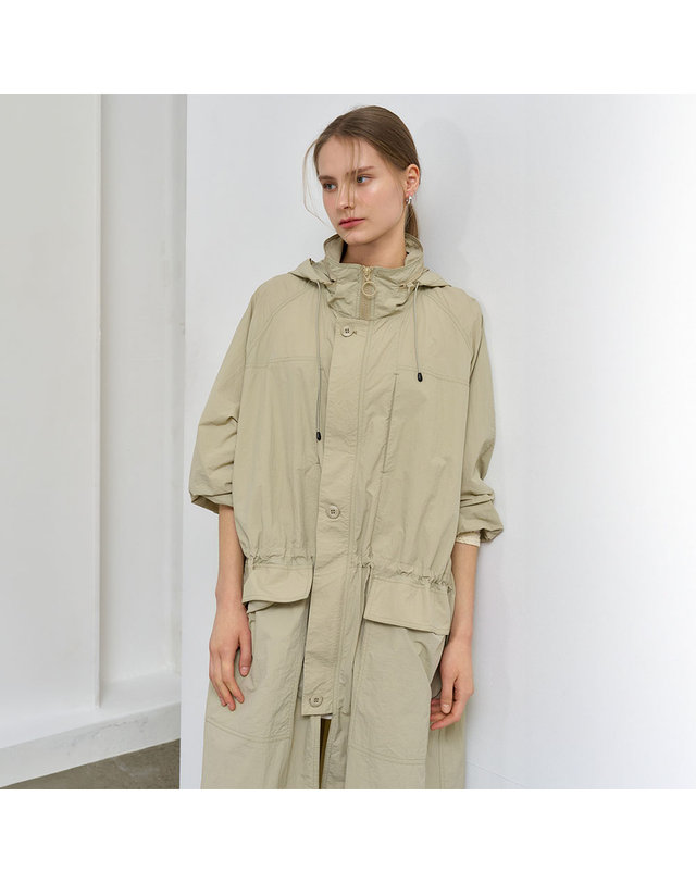 제너럴아이디어 제너럴 아이디어 UNISEX 유틸리티 롱 사파리 점퍼 [BEIGE] / SBE1U07003-WOMAN 착용컷