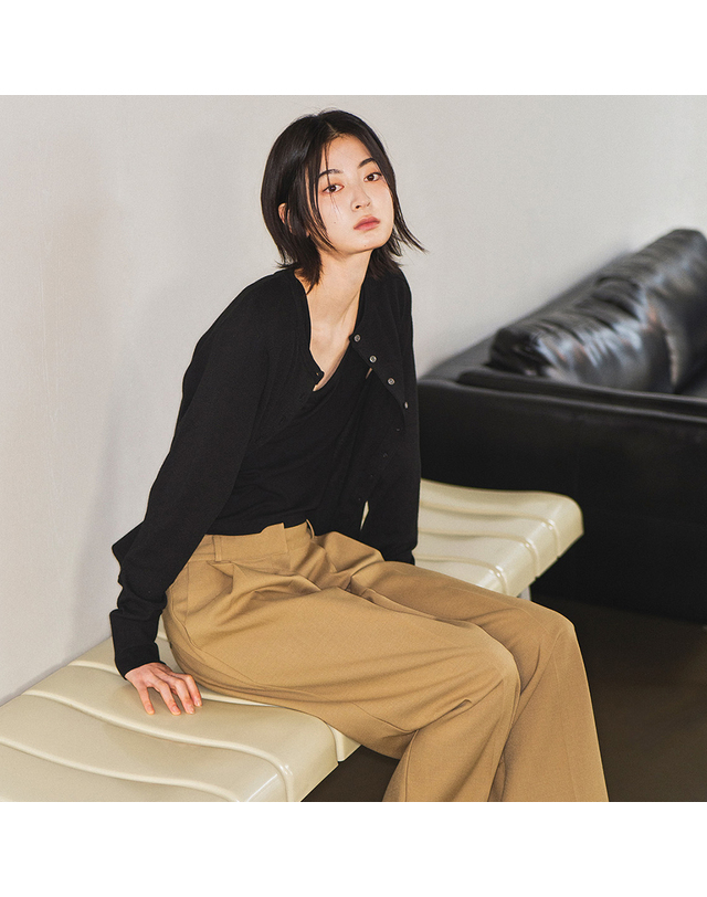 제너럴아이디어 제너럴 아이디어 WOMAN 시그니처 크루넥 가디건 [BLACK] / GF7LKC507 착용컷