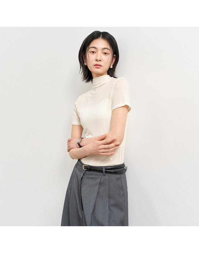 제너럴아이디어 제너럴 아이디어 WOMAN 아세테이트 모크넥 슬림 반팔티 [3COL] / WBE2L01526 착용컷
