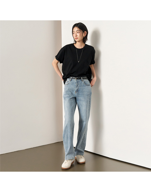 제너럴아이디어 제너럴 아이디어 UNISEX 데일리 코튼 반팔티 [BLACK] / SBE2U01007-WOMAN 착용컷