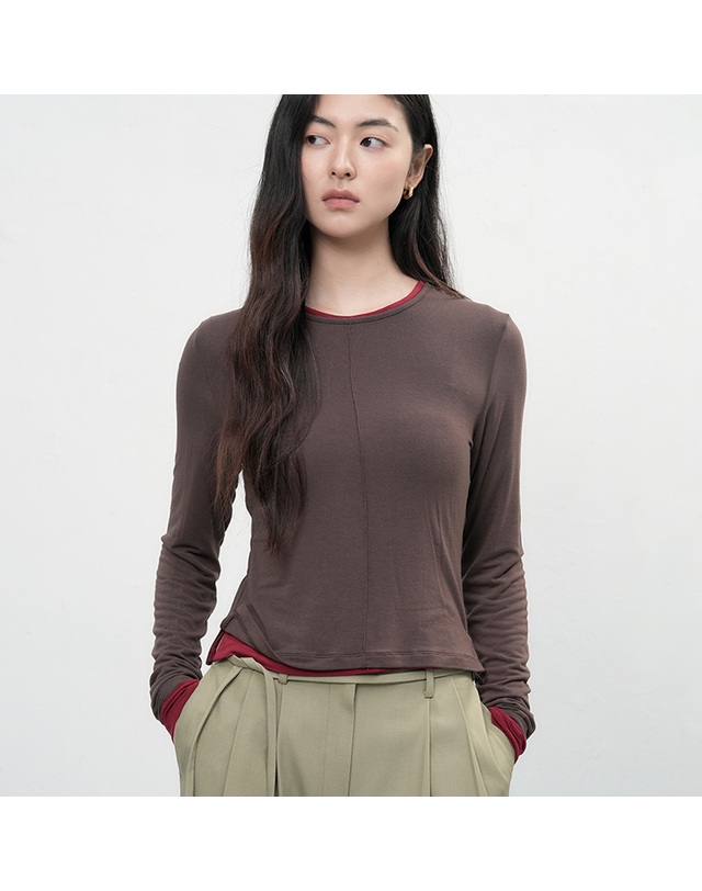 제너럴아이디어 제너럴 아이디어 WOMAN 소프트 라운드넥 핀턱 티셔츠 [DARK BROWN] / WBE3L01507 착용컷